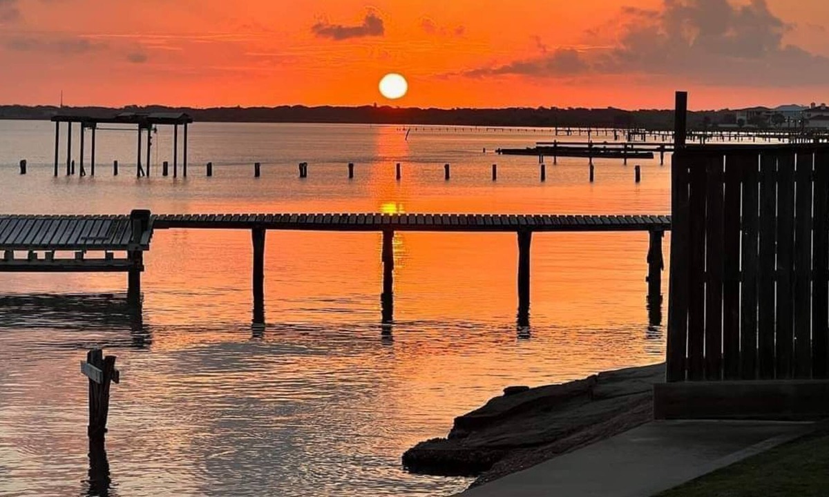 Rockport Cottage | Coastal Hideaway in sunny Rockport Texas! It has EVERYTHING, just bring clothes!