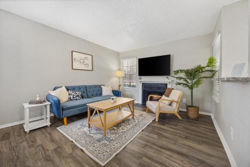 Far North Dallas Apartment | Coastal Hues - Pool, Gym & Free Parking!