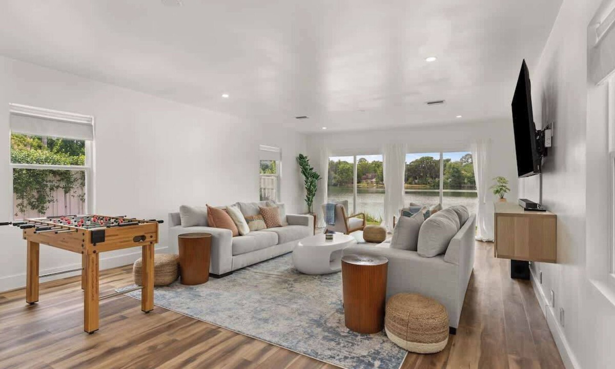 Country Club Estates House | Coastal Lakeview Retreat