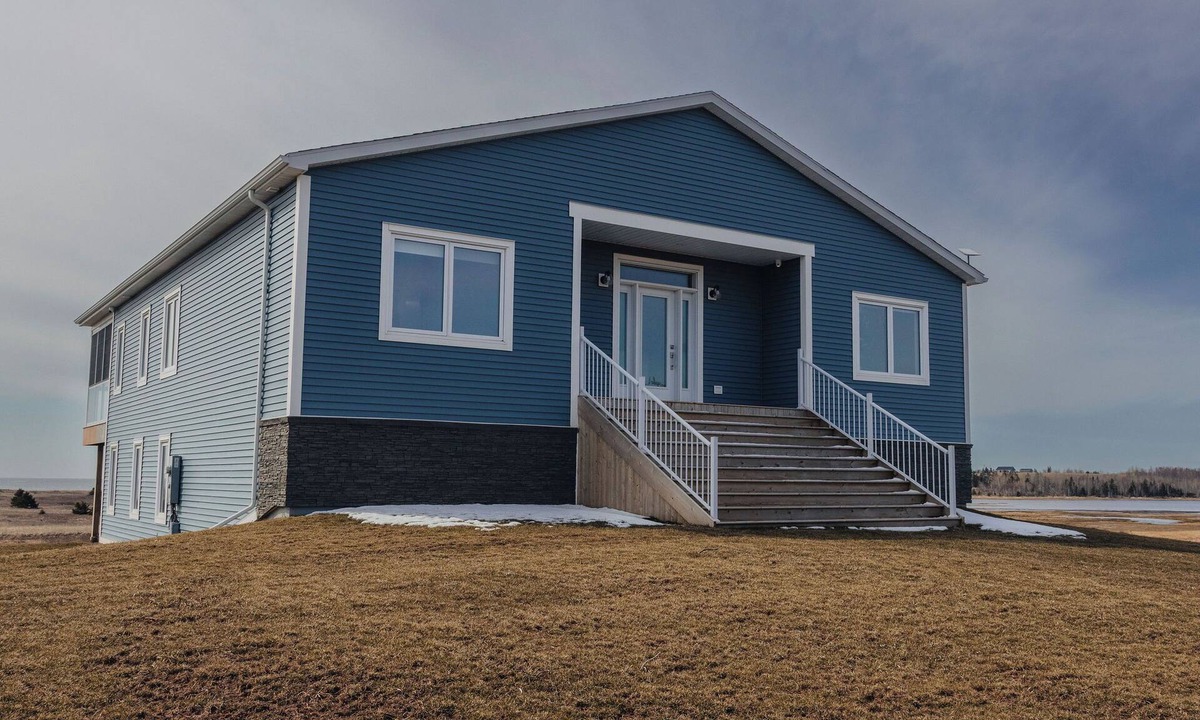 Little Pond House | Coastal Luxury Escape with Hidden Rooms, Beach Steps Away & Modern Design