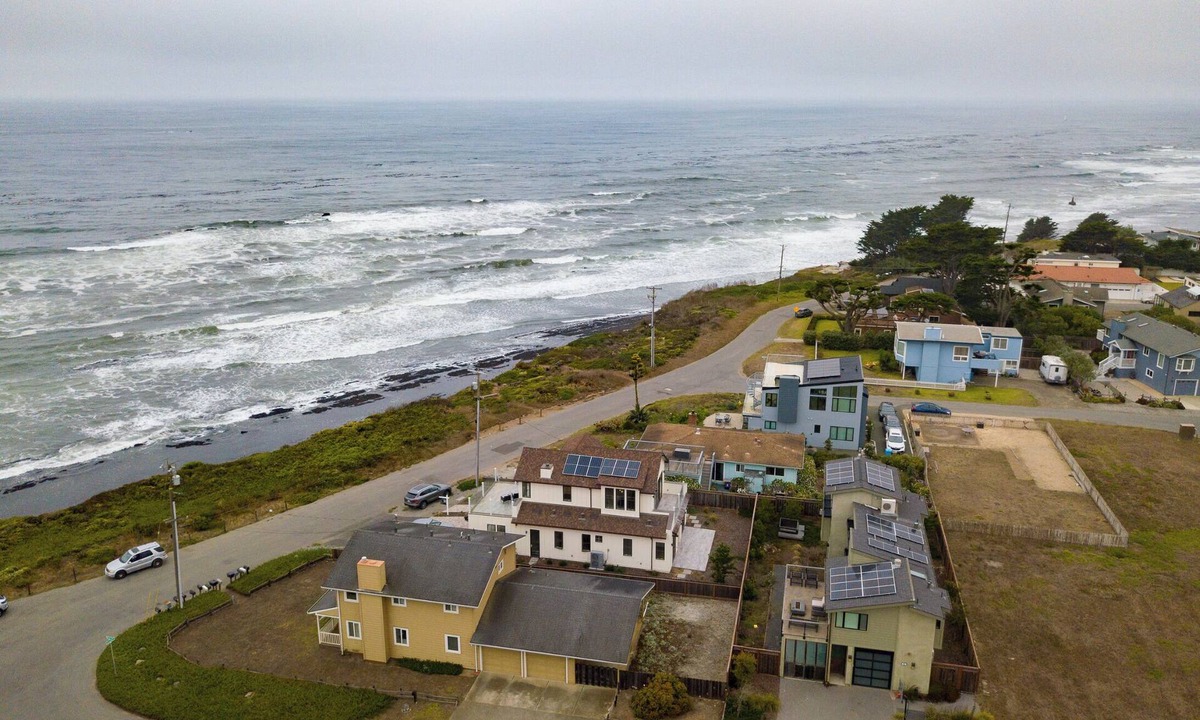 Moss Beach House | Coastal Modern Beachside Home