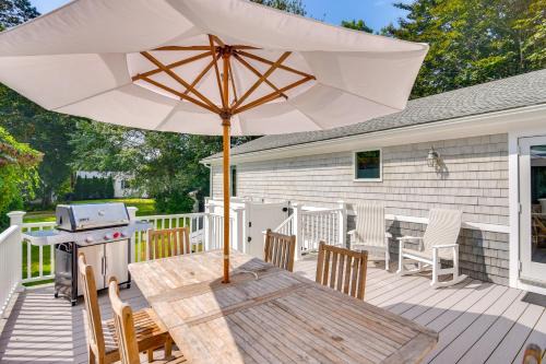 Kenyon House | Coastal-Modern Home < 3 Mi to Charlestown Beach!