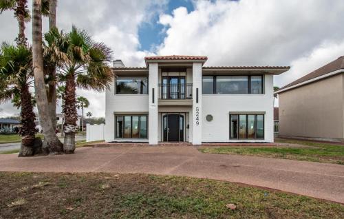 Bay Area House | Coastal Paradise Beachfront House with Private Pool & Stunning Views