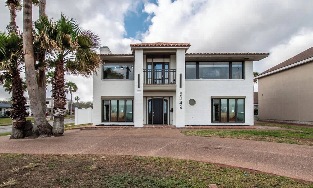 Bay Area House | Coastal Paradise Beachfront House - Sleeps 26