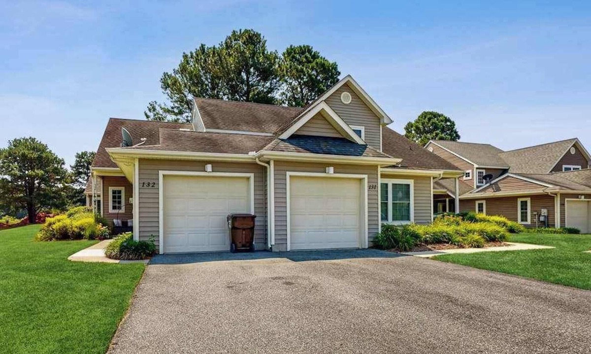 Ocean Pines Condo | Coastal resort with pool, golf, fireplace, W/D, sunroom & beach access