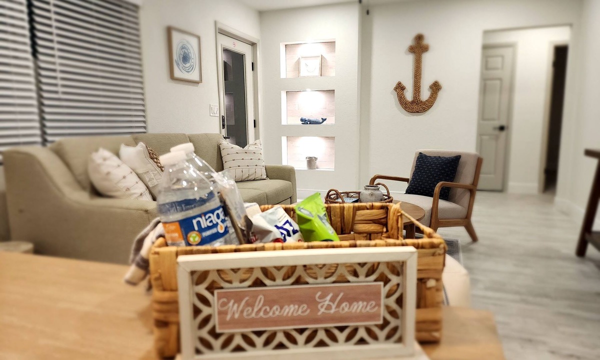 Clearwater House | Coastal Retreat ♛ King size Bed! minutes from the beach