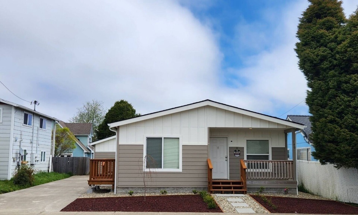 Lakeside House | Coastal Retreat with dune access!