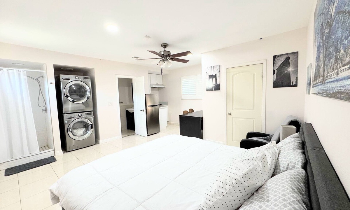 Midway City Apartment | Coastal Studio- Disneyland/Knots Berry Farm