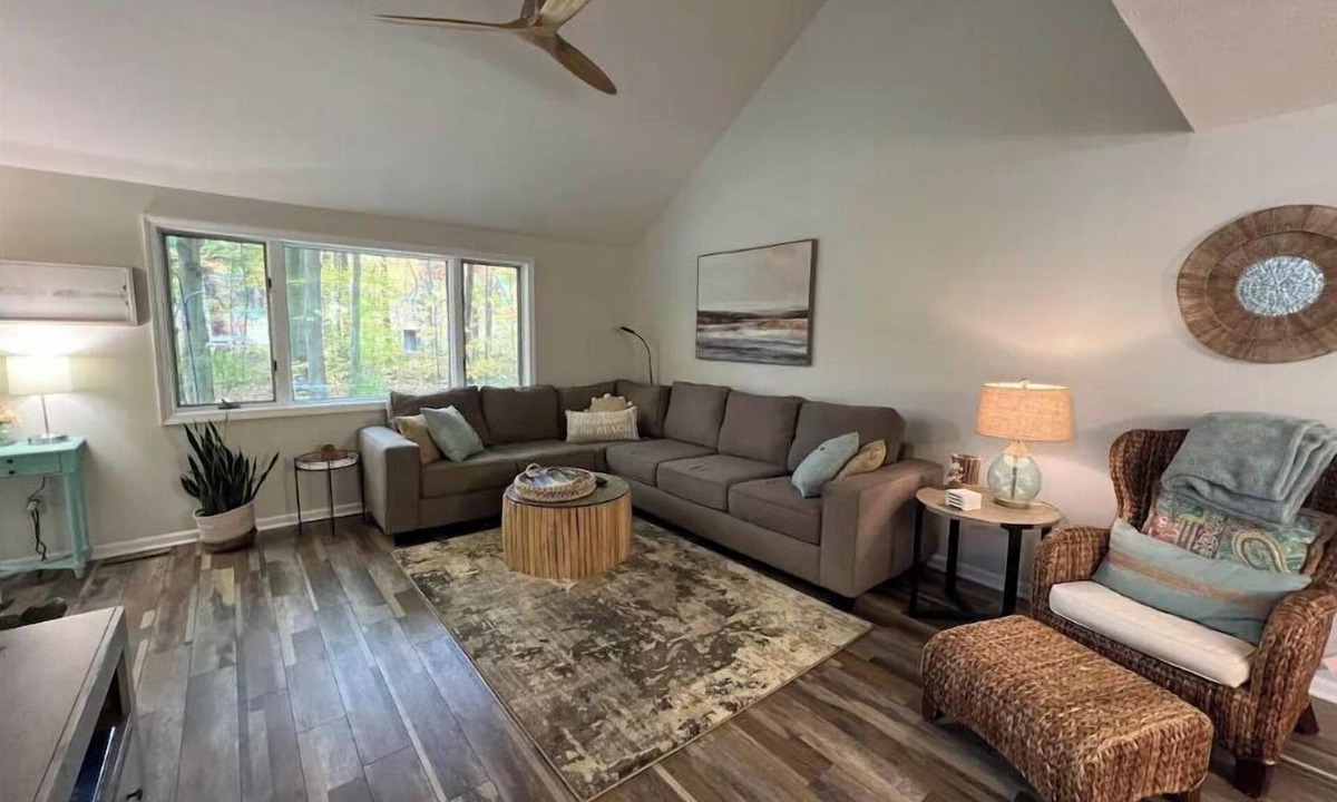 West Olive House | Coastal theme/wooded & large deck/fenced-in yard