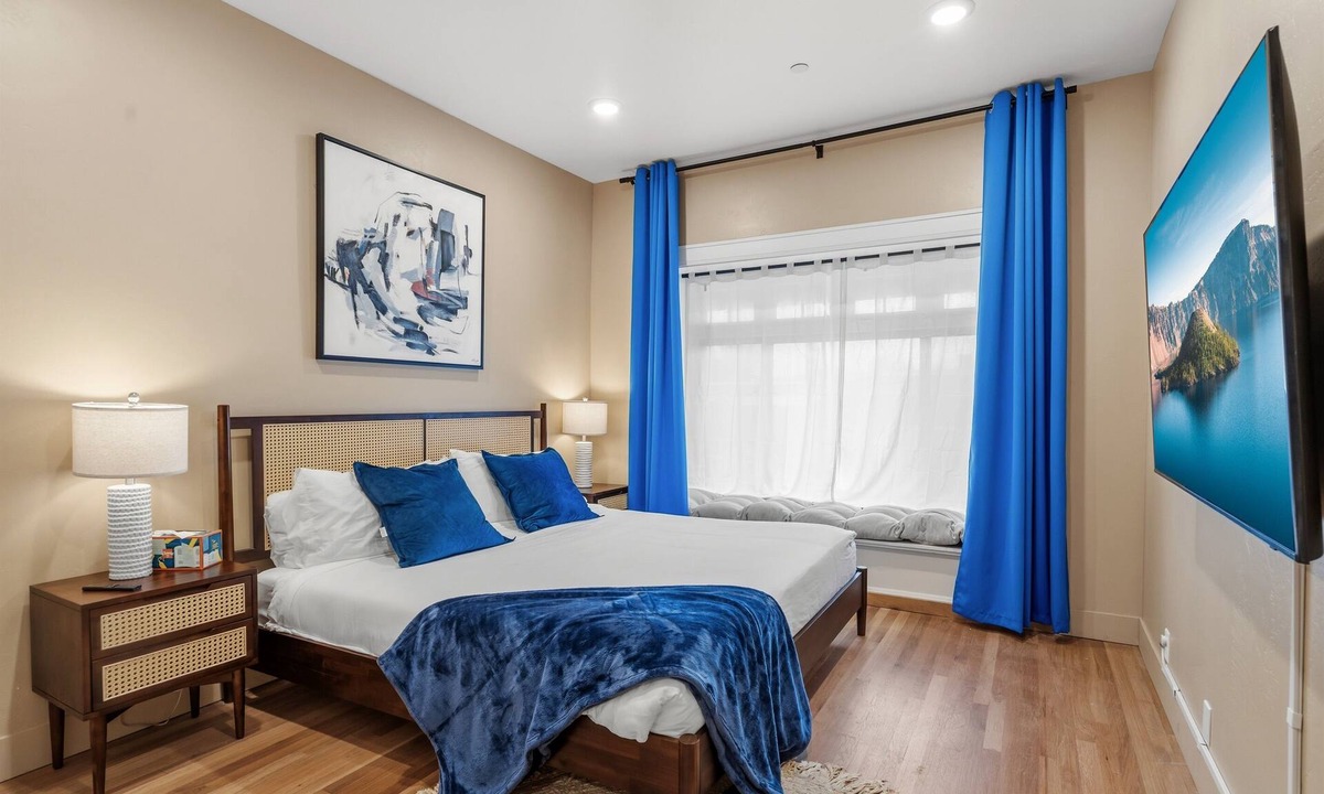 Medford House | Cobalt Suite at Peach St Inn