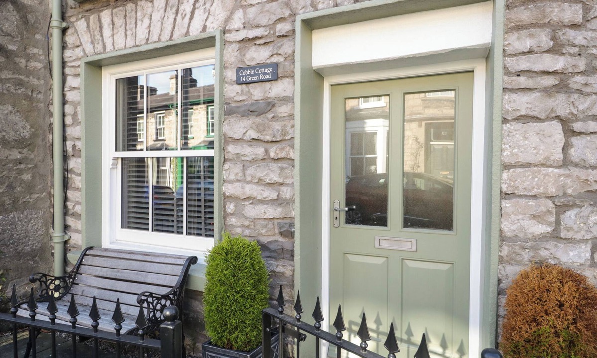Kendal Cottage | COBBLE COTTAGE, romantic, with open fire in Kendal