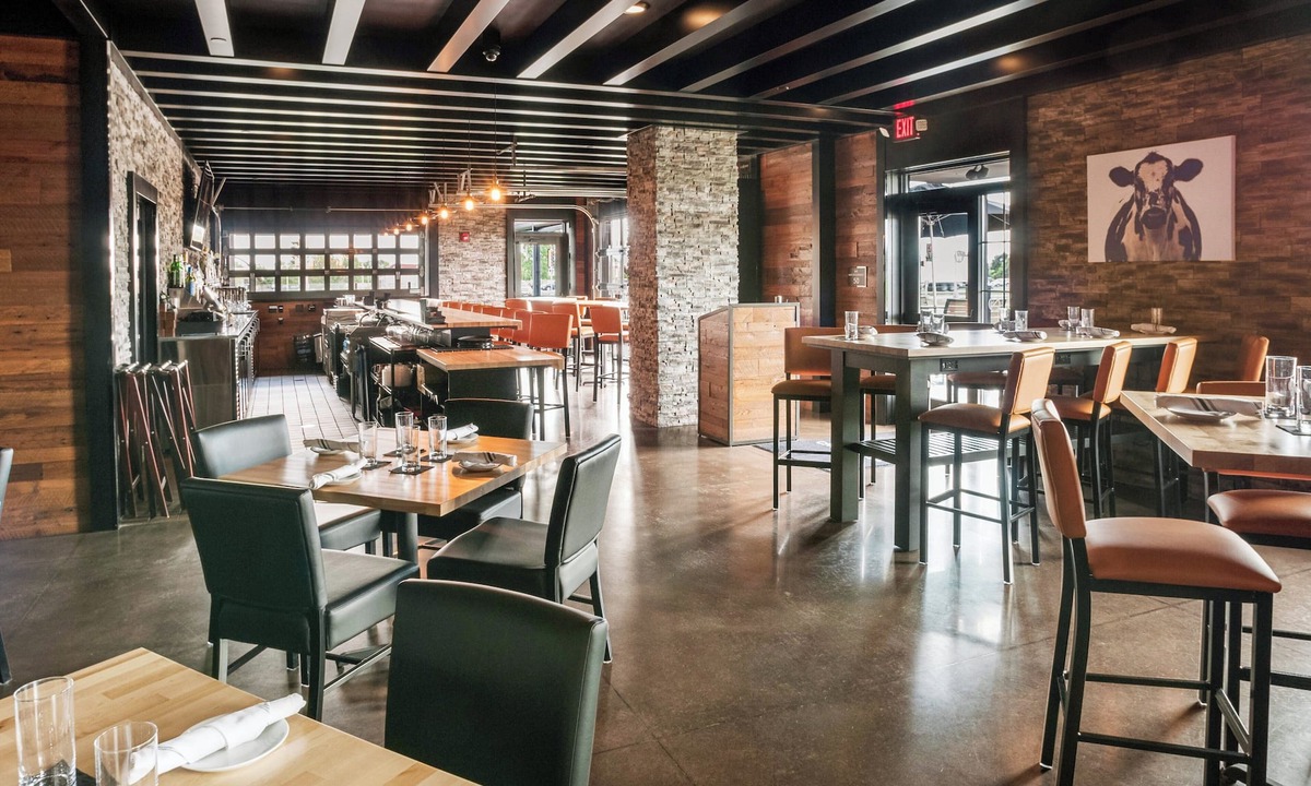 Neenah Hotel | Cobblestone Hotel & Suites - Appleton International Airport