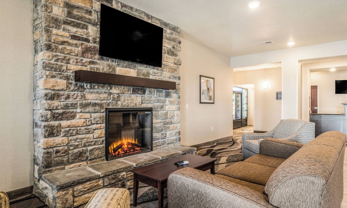 Newport Hotel | Cobblestone Hotel & Suites - Newport