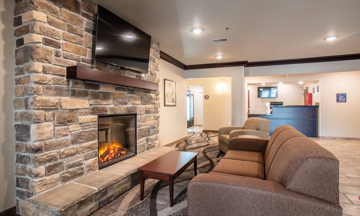 Pine Bluffs Hotel | Cobblestone Inn & Suites - Pine Bluffs