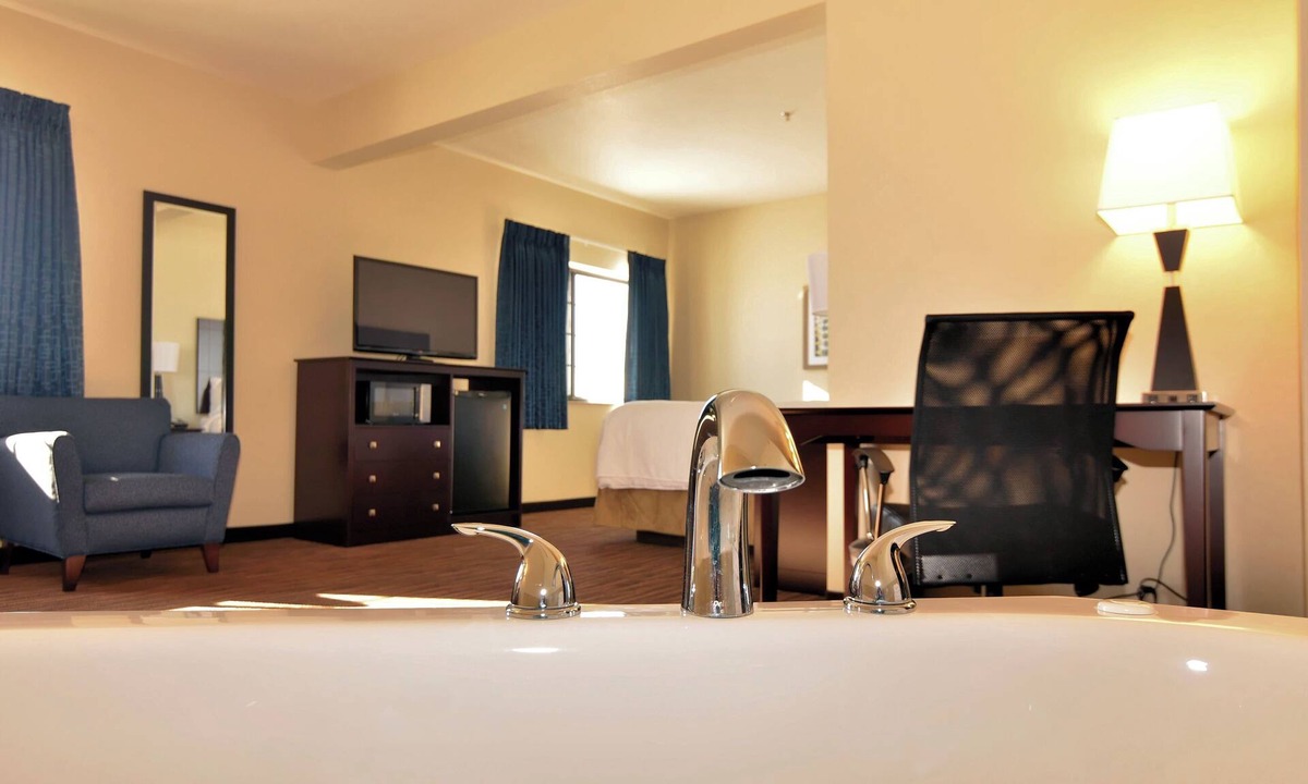 Holstein Hotel | Cobblestone Inn & Suites - Holstein