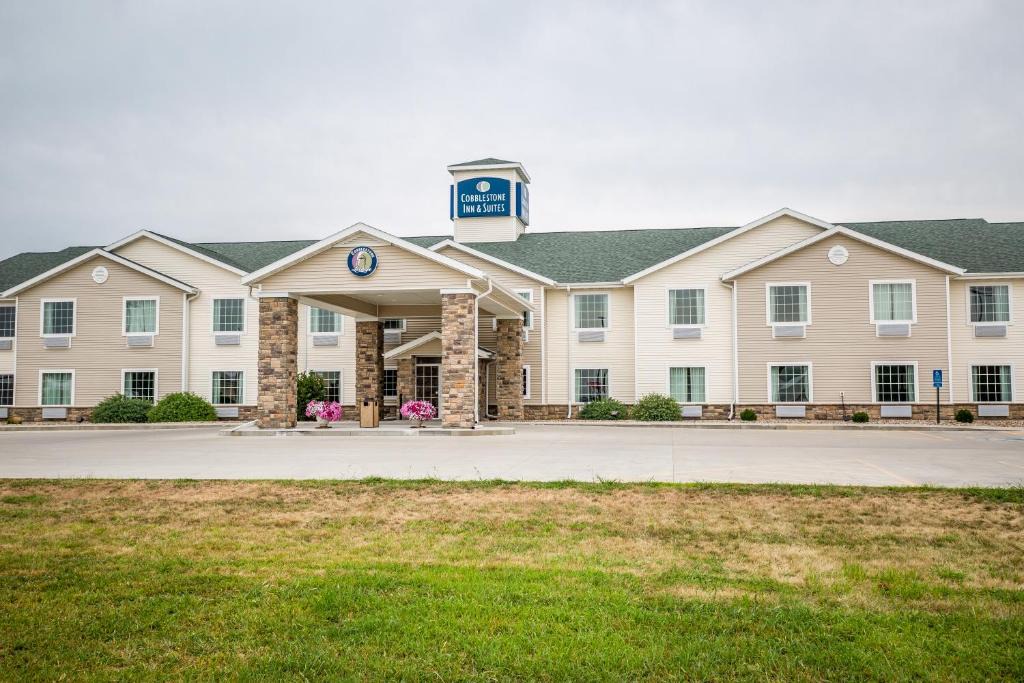 Winterset Hotel | Cobblestone Inn & Suites-Winterset