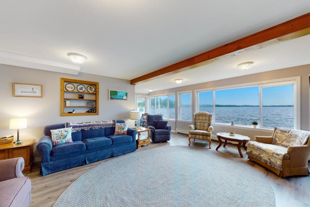 Winthrop House | Cobbossee Hideaway