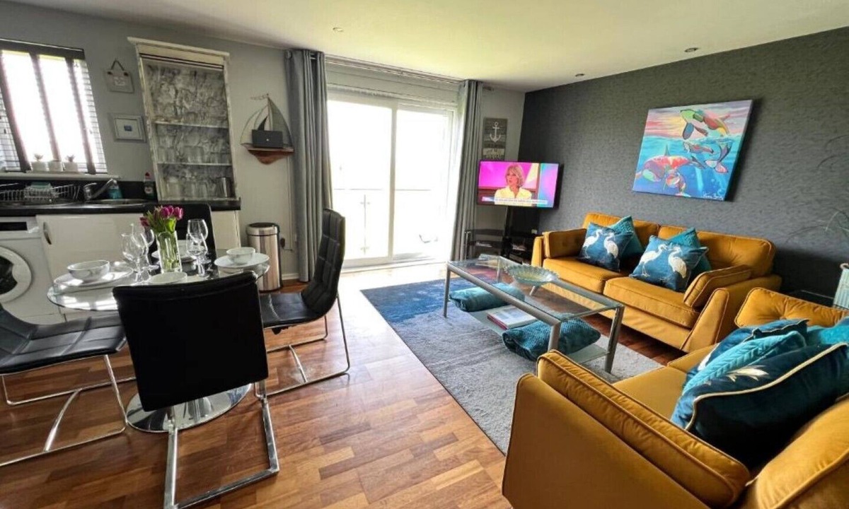 Crynant Apartment | CockleDora Luxury Beach View Ground Floor