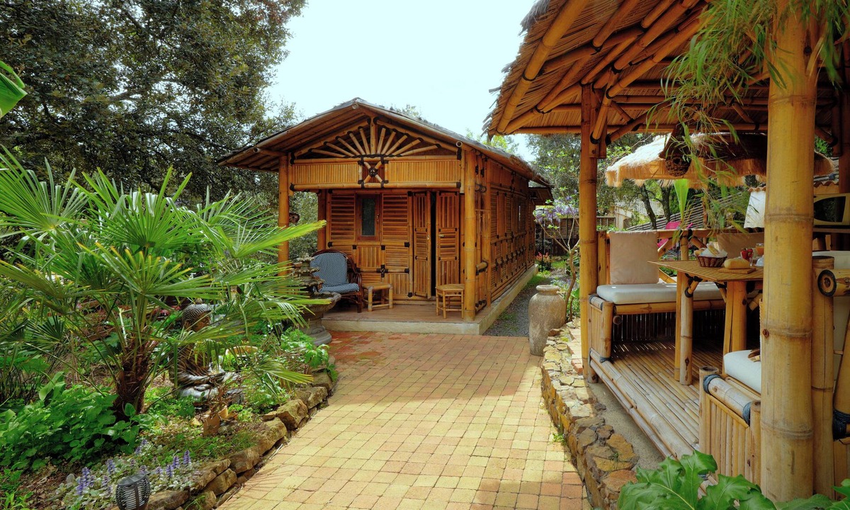 Anduze Cabin | Coco Banane , Maison de Bali en Bambou, Insolite Dans un Jardin Exotique 2 per