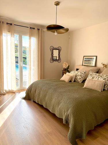 Lusignan-Petit Bed & Breakfast | Cocon de Verdure avec piscine chambre lit king-size 2m