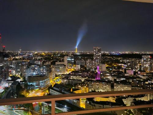 Puteaux Apartment | Cocon design et cosy à La Défense, vue imprenable sur Paris