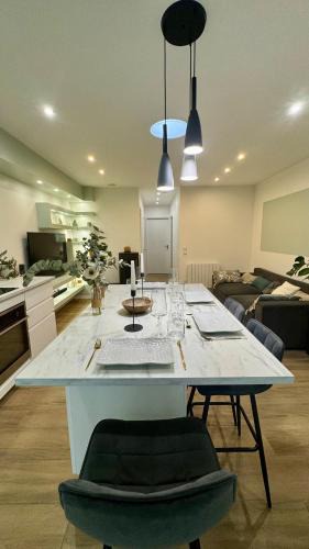Saint-Genest-Lerpt Apartment | Cocon urbain avec le jardin secret