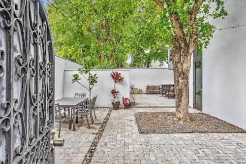 Coconut Grove House | Coconut Grove Haven Family