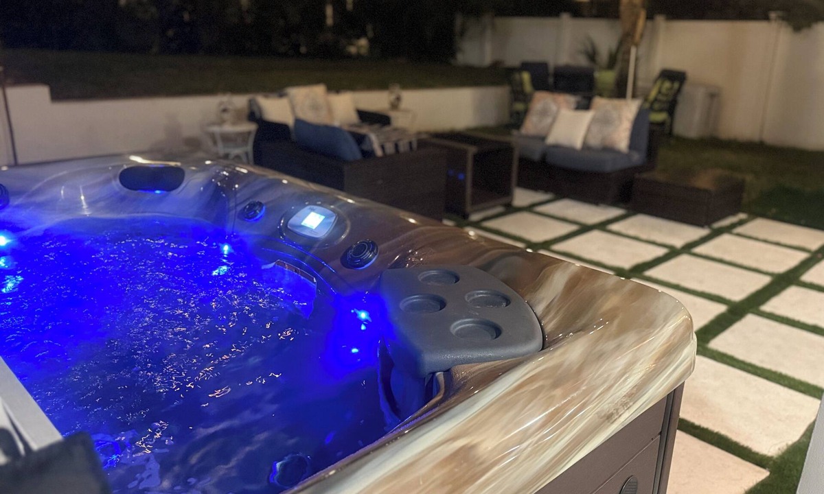 Lake Worth Corridor Resort | Coconut Trail Resort, Hot Tub,free early check in option