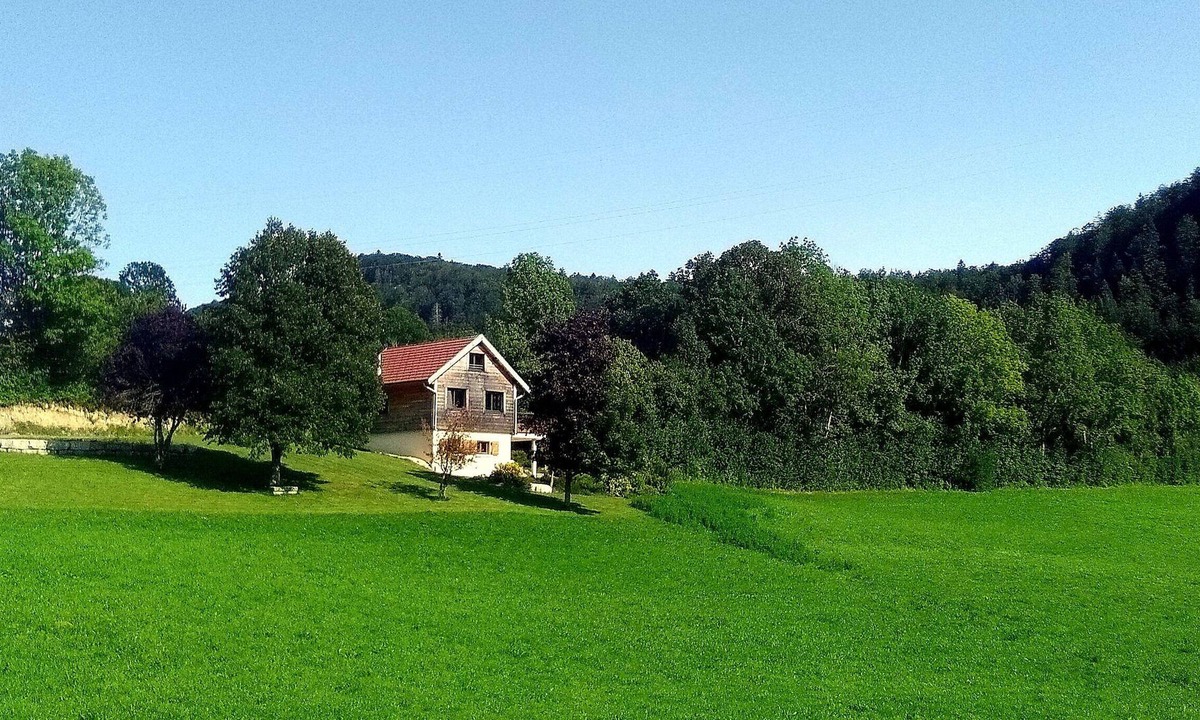 Entre-Deux-Monts Ski Chalet | Cocoon chalet surrounded by nature near lakes and waterfalls