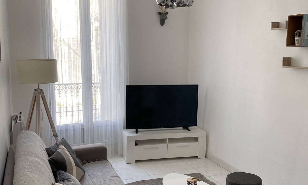 Les Arceaux Apartment | cocoon facing the arches