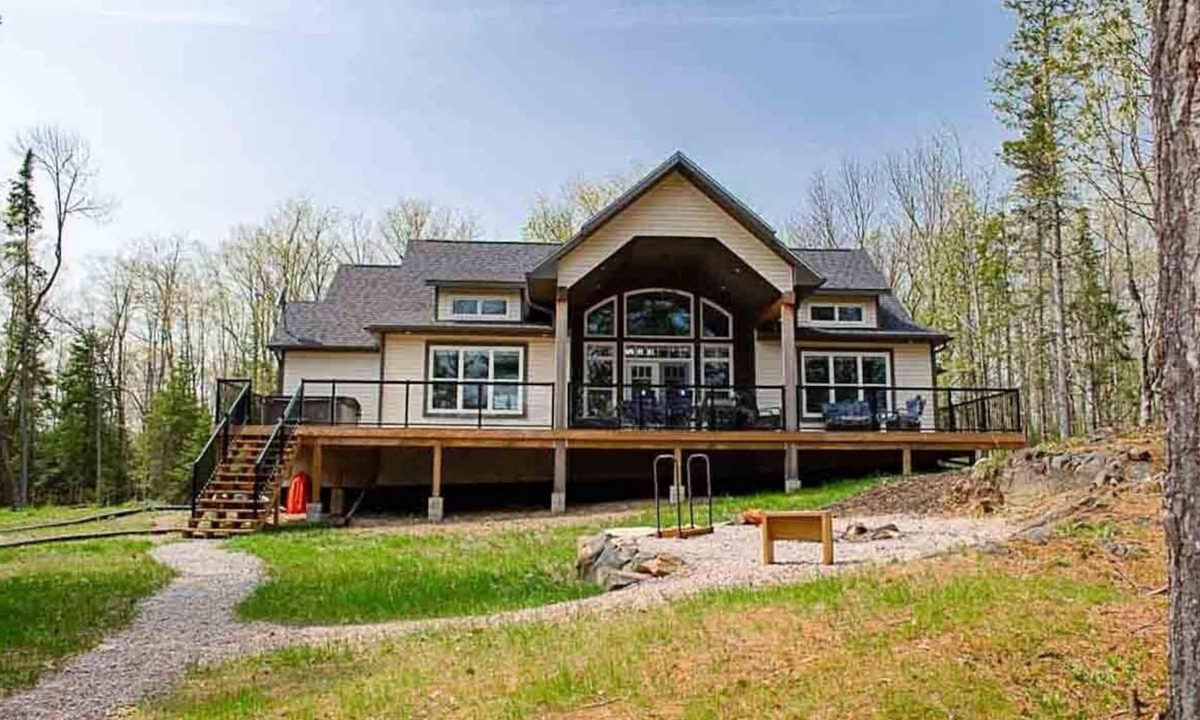 Faraday Cottage | Coe Lake Haus - Three Bedroom Cottage, Sleeps 8