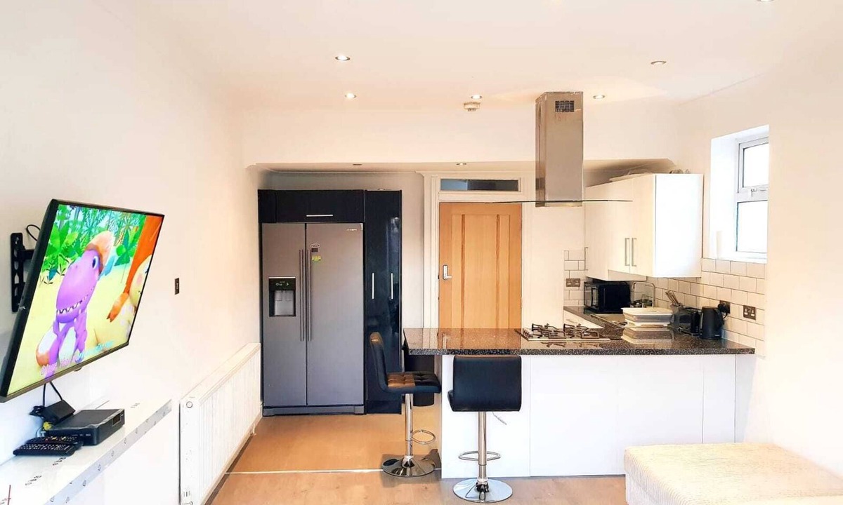 Ponders End Apartment | COGIE DELUXE STUDIO (ROOM 3)