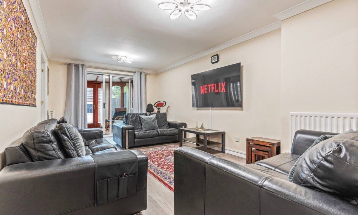 Sutton Coldfield House | Cohost Partners 3BR Retreat with Conservatory