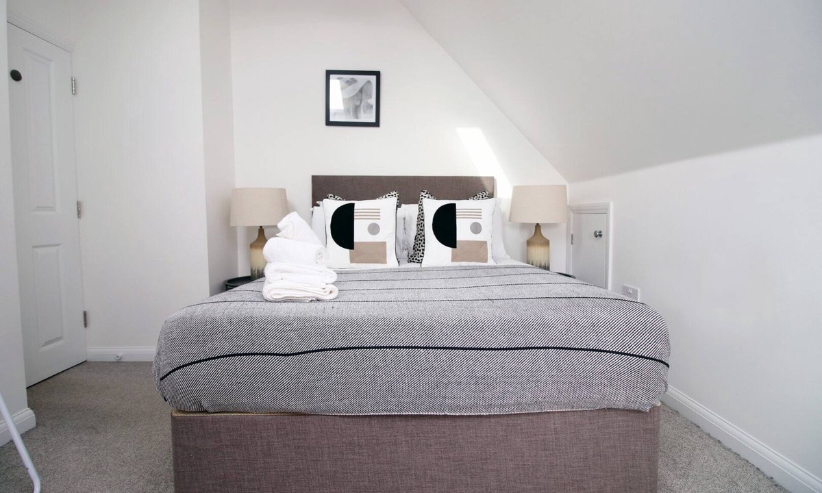 Filton House | Cohost Partners Stylish Bristol Flat With Parking