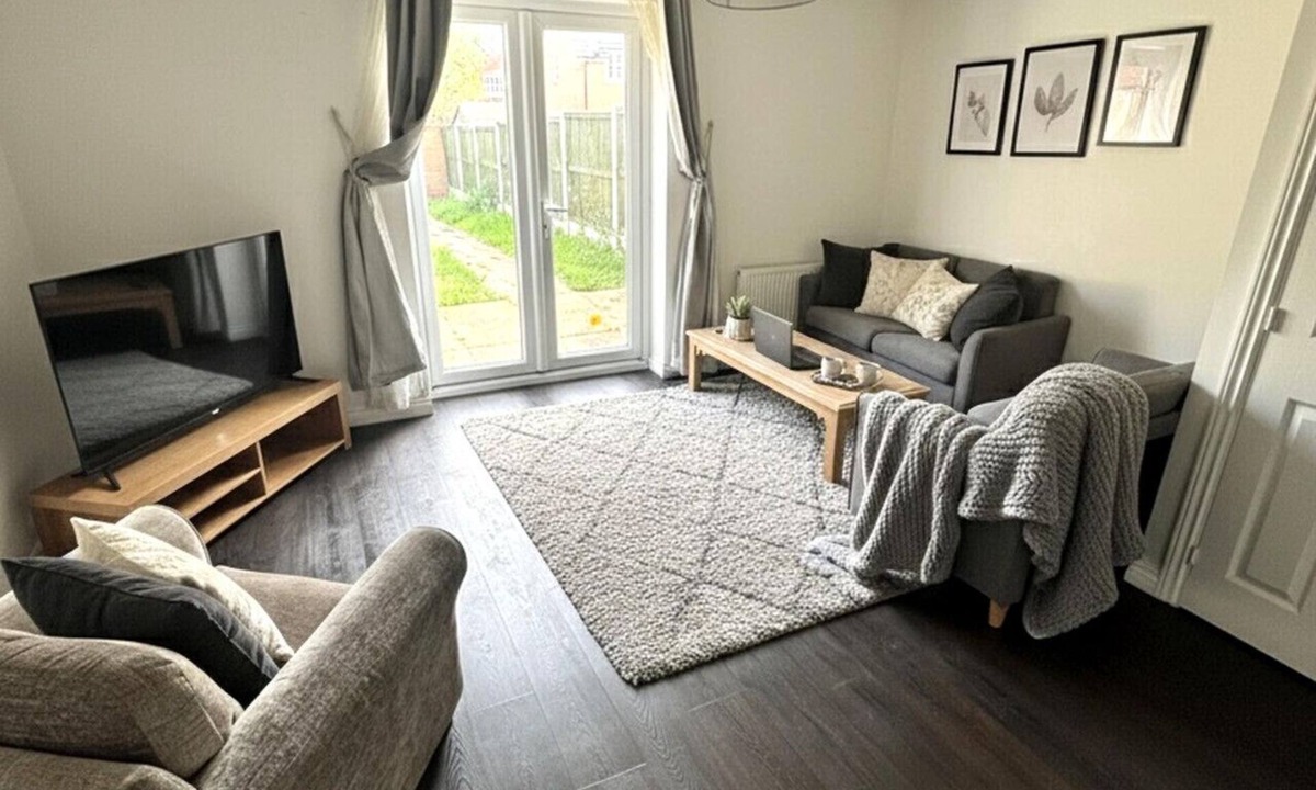 Colchester House | Colchester Retreat: 4BR 2BATH Ample Street Parking