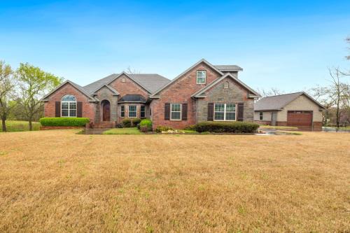 Bentonville House | Coler Cottage- Half mi to Coler MTB Trail-Game Room