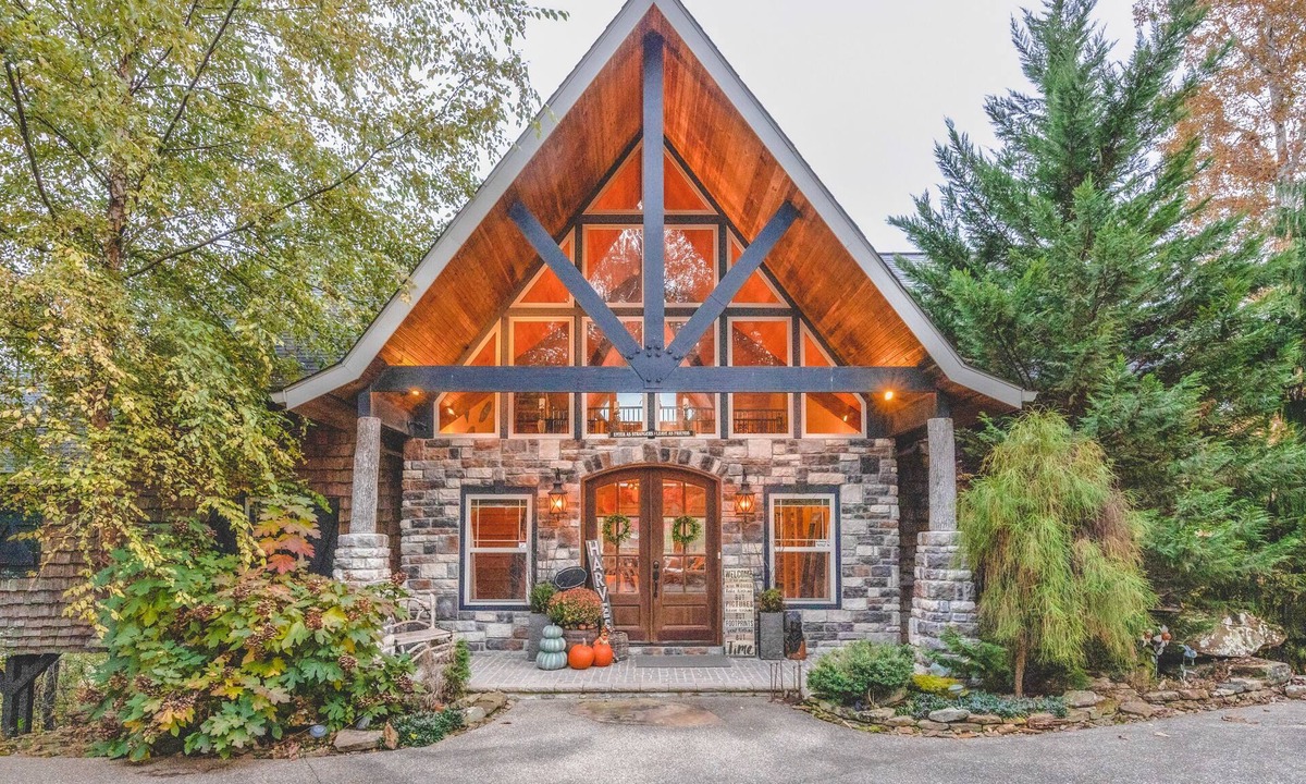 Pittsburg Cabin | Colibri Cabin on a peaceful lake, with a hot tub!