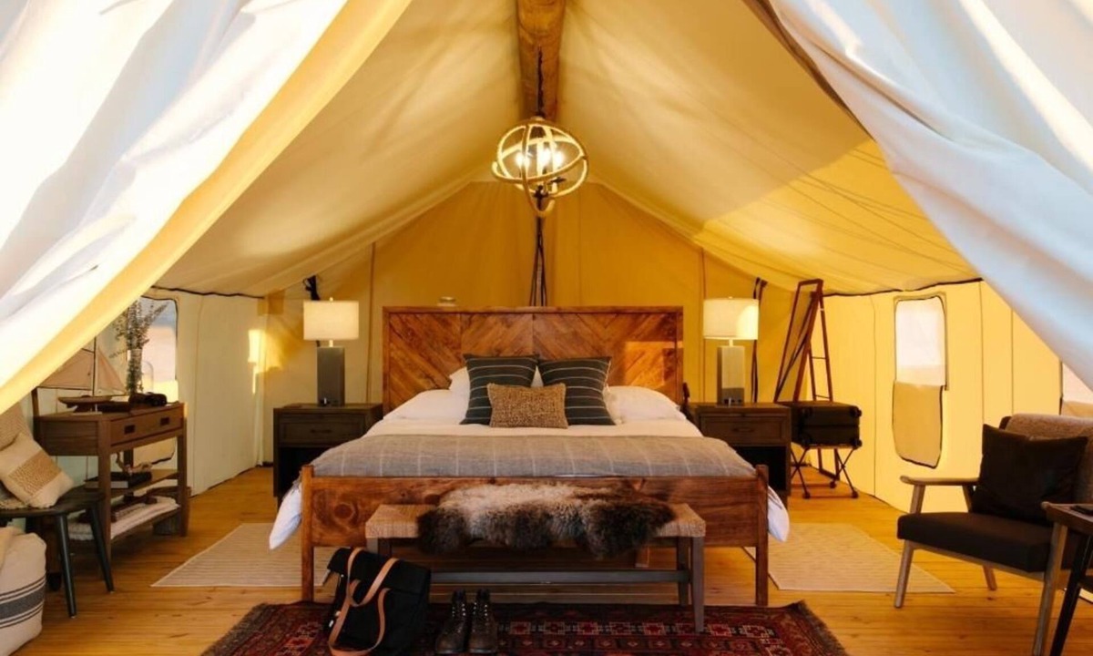 Manhattan Hotel | Collective Governors | Voyager Waterfront Tent | Waterfront & Firepit Fun