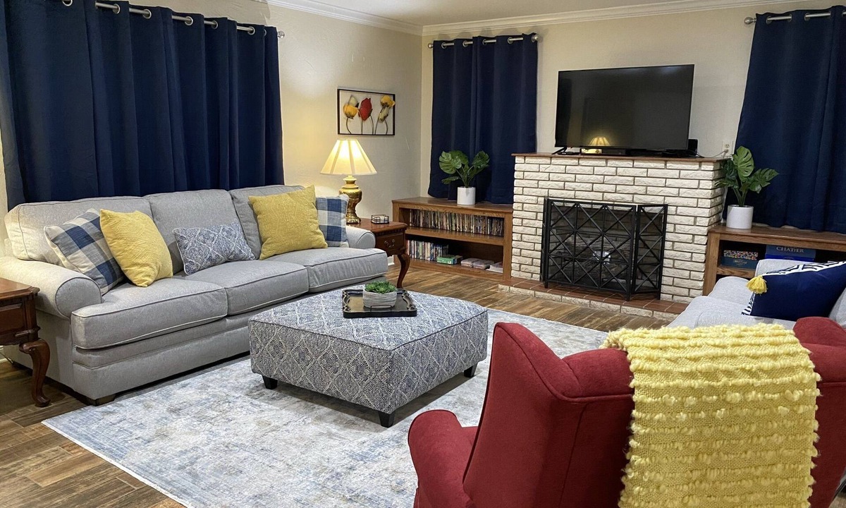 Lake Charles House | College St B&B -Close to Casinos/Pet Friendly!