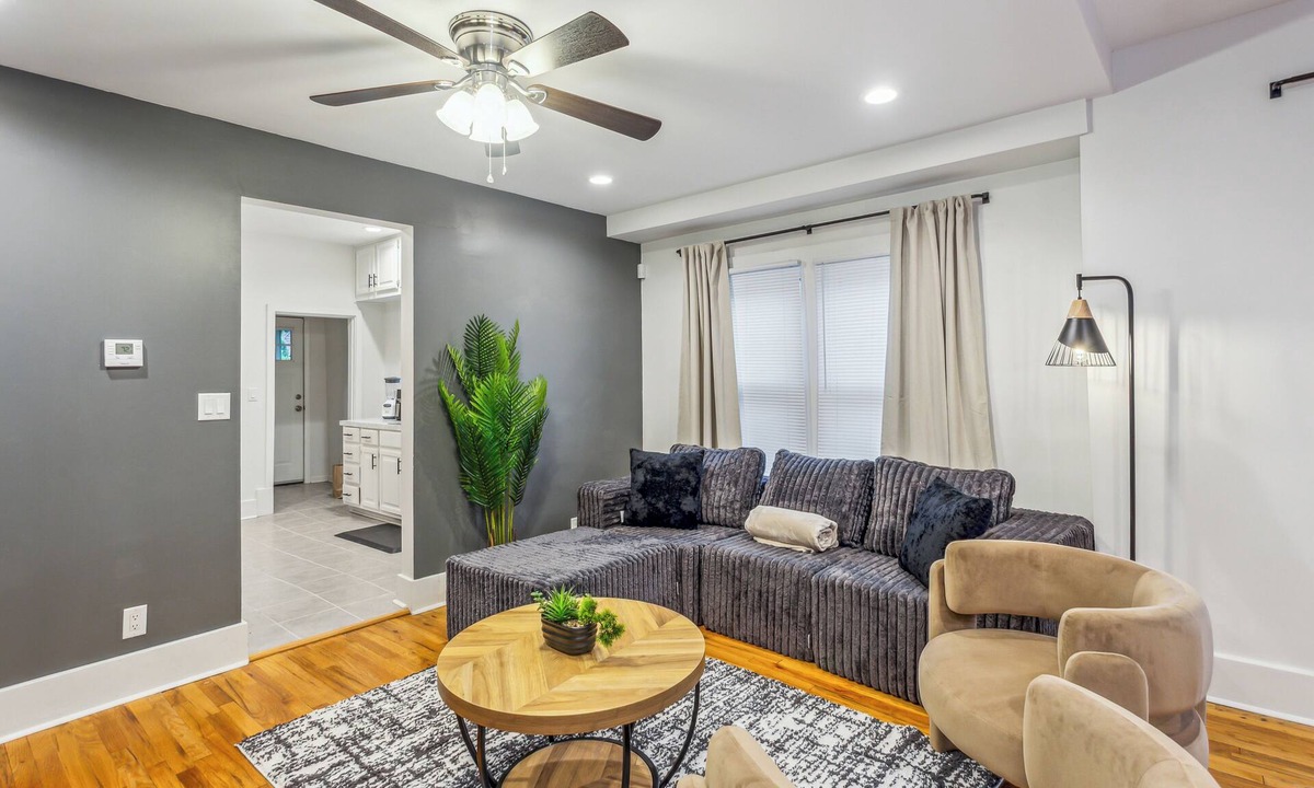 College Hill House | CollegeHill ~ King, Firepit, Theater ~ NearWesley and Wichita Downtown