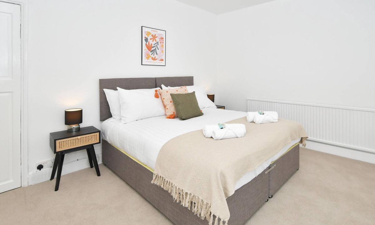 Newcastle-Under-Lyme House | Colliery House by YourStays