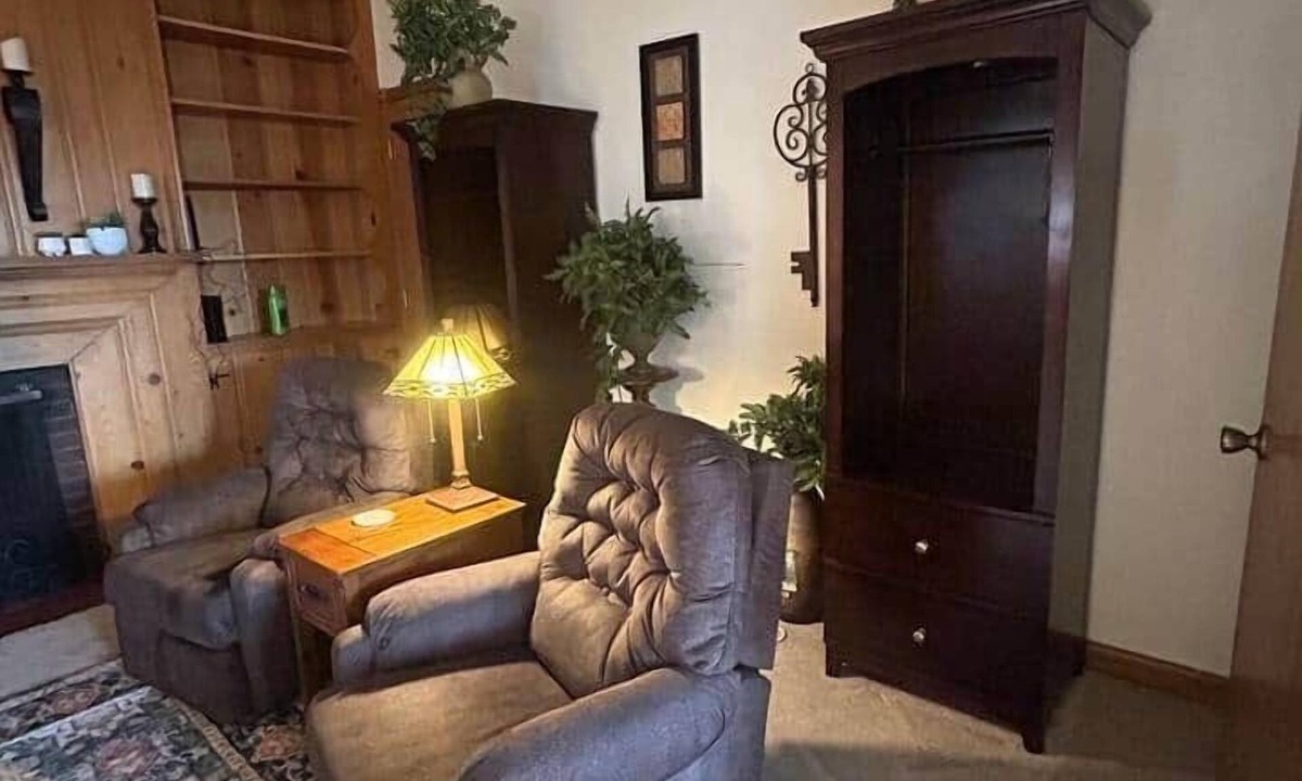Hastings Apartment | Collosal Craftsman-4 BR, 9 Beds-Sleeps 1 to 14!
