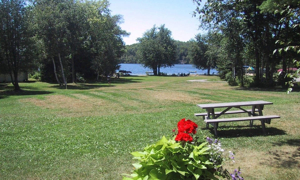Lake of Bays Hotel | Colonial Bay Motel and Cottages