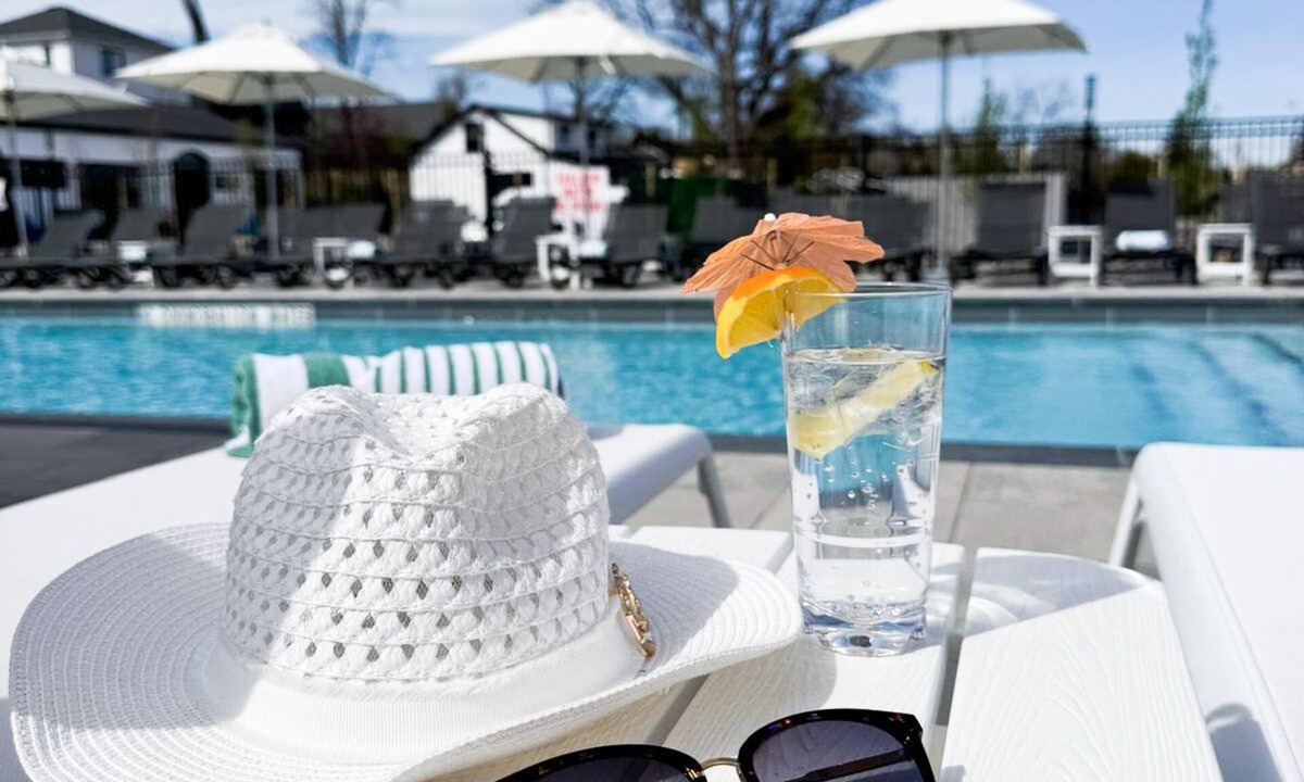 Grand Bend Hotel | Colonial Hotel & Suites