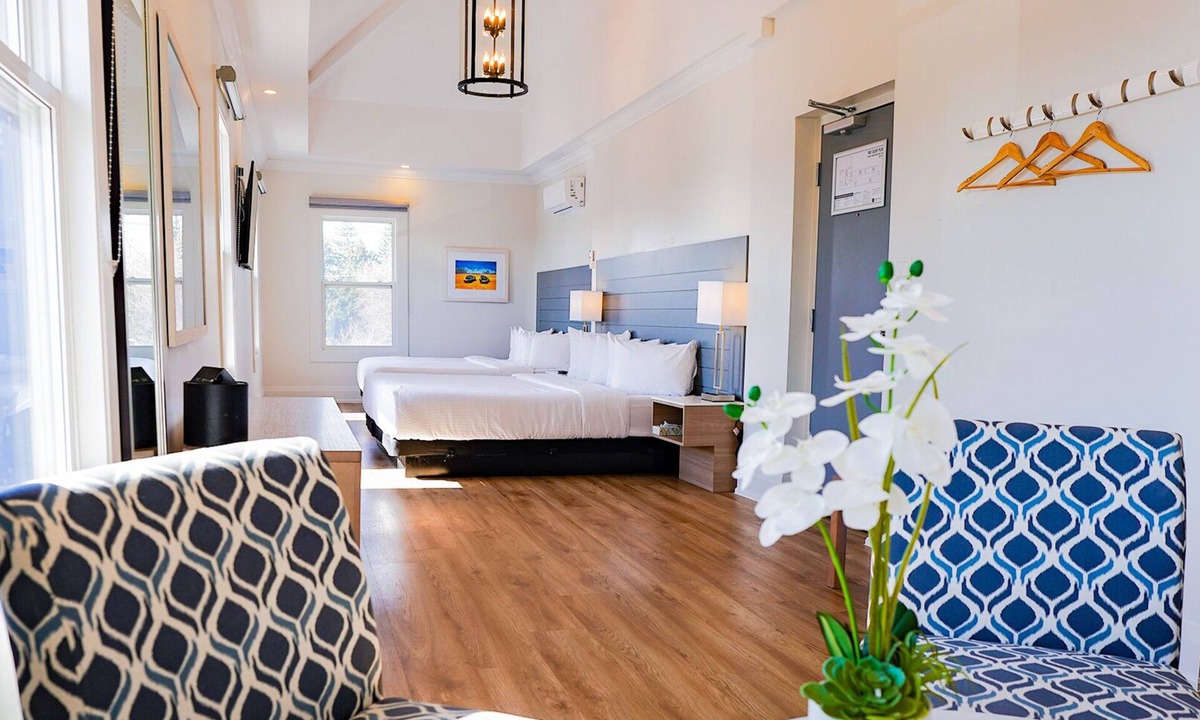 Grand Bend Hotel | Colonial Hotel & Suites - Tower Room/Double king suite