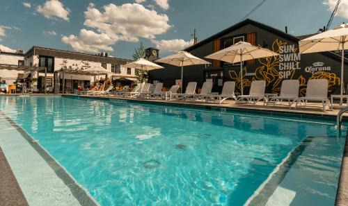 Grand Bend Hotel | Colonial Hotel & Suites