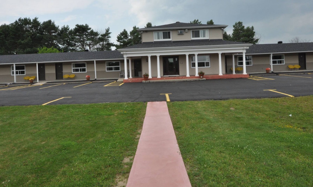 Balderson Hotel | Colonial House Motor Inn