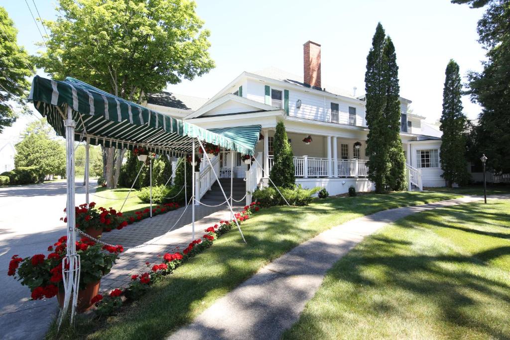 Harbor Springs Hotel | Colonial Inn Harbor Springs