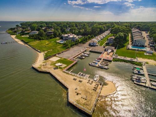 Hampton Bays Hotel | Colonial Shores Resort