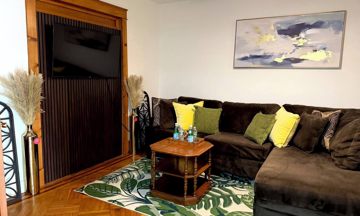 Albany House | Colonial Style Home 5 Br 2 bath n’ Parking! Close to restaurants n’ colleges!